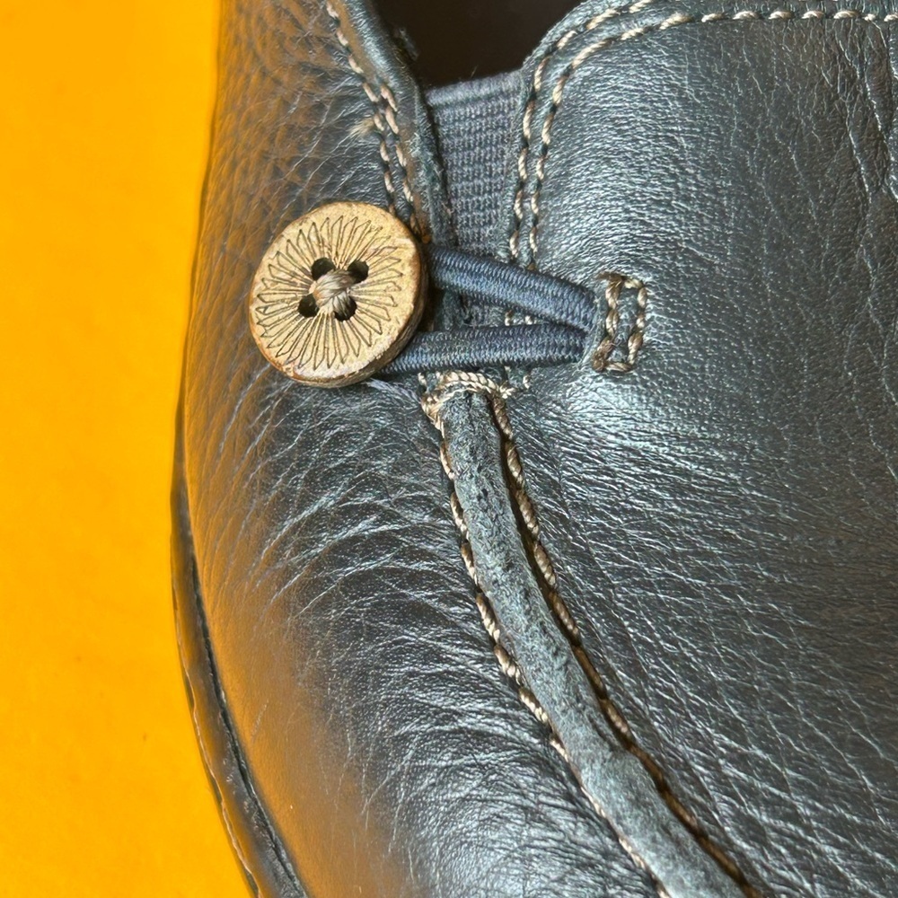 Clarks Collection Deep Blue Leather Slide On Loafers with Button Accent Size 7.5 - Picture 10 of 10